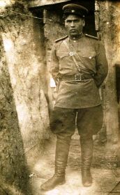 Лейтенант Сергеев Р.П. у блиндажа, фото август 1945 г.