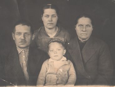 семья Георгия Иванович, его отец - Иван Егорович, мама - Екатерина Васильевна, сестра - Анна Ивановна, племянник - Юрий Александрович