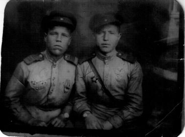Владимир Алексеевич (справа) с сослуживцем.