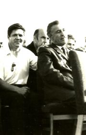 Илясов Александр Иванович и ст. лейтенант Синицкий командир взвода 8 роты на встрече ветеранов в 1973 году.