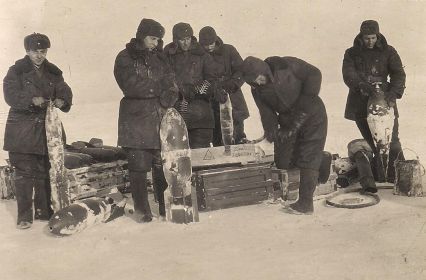 1942 январь. Оружейники готовят боевые подарки для  агрессора