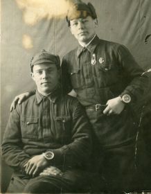слева Николай Иванович справа его однополчанин.