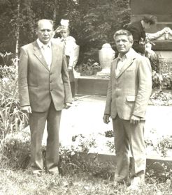 Сыновья героев битвы у Крутого Лога Бельгин А.А и Илясов А.И. на встрече ветеранов в июле 1973 года.