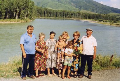 Вениамин Андреевич с сыном и его семьей.