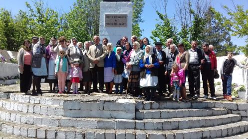 Жители села Хильмилли в День Победы у памятника воинам - односельчанам