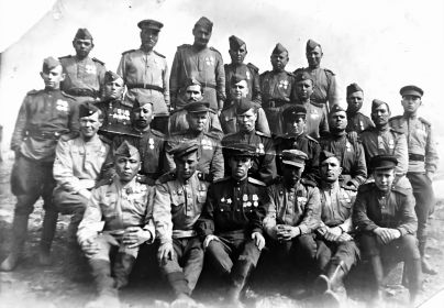 Мальков Петр Петрович (второй ряд снизу, третий слева) с однополчанами. (70-я отдельная морская стрелковая бригада???)