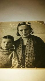 Жена Анна Ивановна с сыном Владимиром, примерно 1940-1941гг