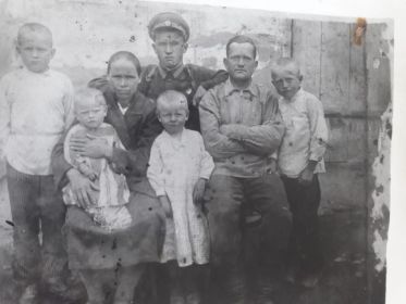 Иван Максимович с семьей: супруга Екатерина Герасимовна, сыновья - Дмитрий, Сергей, Алексей, дочери - Александра и Роза.