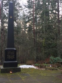 Обелиски советским воинам-освободителям Латвии и захоронения на гражданском кладбище города Кемери.