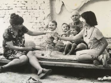 После войны: 1978 г. - Дед с дочерьми и тремя из восьми внуков (ребенок в центре стал канд. мед наук)