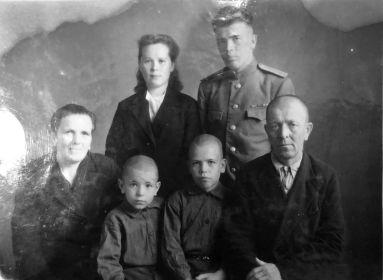 Александр Федорович с женой, сыновьями и невесткой