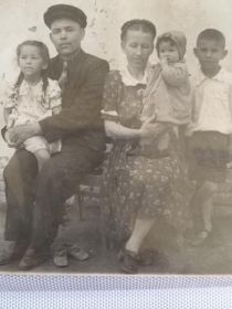 После войны: 1956 г. - Дед с женой, Стукаловой Марией Николаевной, и тремя из четырех своих детей
