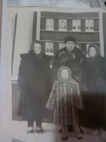 Моя семья: супруга Шурочка, я и дочь Светулька