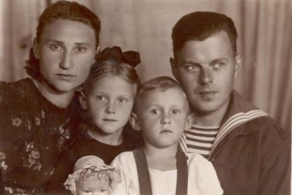 Возвращение с фронта , первая встреча с семьей  - г. Москва, 1945 год