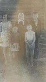 Бабушка Аксинья с внуками