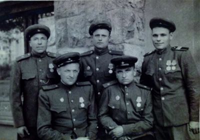 Михаил Иванович после окончания войны с сослуживцами.