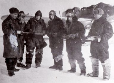1942 Январь.  Перед боевым вылетом командир АЭ Коротков, летчики Авдеев, Левин, Хлебников