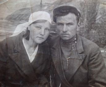 Михаил Иванович с супругой перед уходом на фронт.