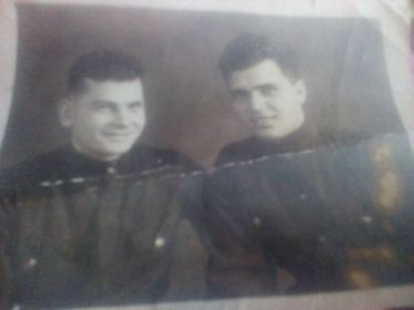 Крылов В.П.с моим дедушкой Назаренко И.С. на фронте