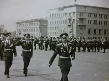 Тылевич Ефим Николаевич во главе Парада ко Дню Победы. Челябинск, 1974 год