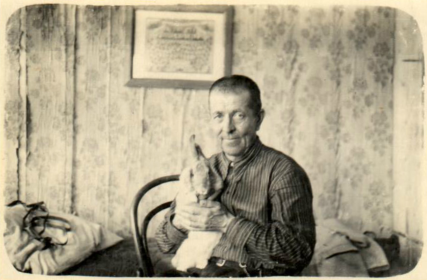 Александр Федорович с домашним кроликом Бобко. Кролик жил дома как полноправный член семьи.