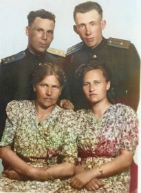 1949. С женой и семьей сослуживца. Германия.