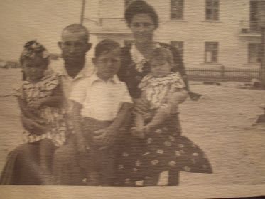 Семья. Монголия Дзунбаян. 1954 год