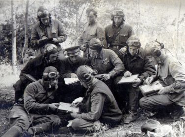 1942  год. Группа летного состава части готовится к боевому вылету