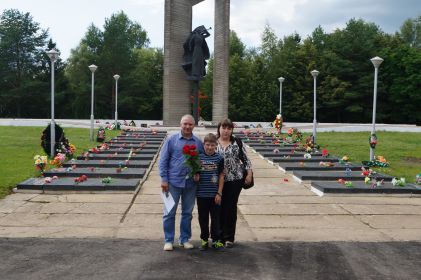 У  мемориала  в  2015 г
