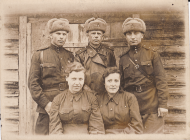 Капитан Кондратьев В.Е. (справа), предположительно с командиром 1336 стрелкового полка майором Рудый И.В. (в центре) и нач. штаба полка (слева).