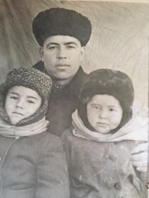 После войны: 1953 г. - Дед с двумя из четырех своих детей (все дети получили высшее образование)