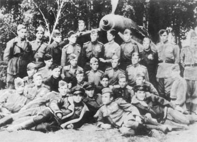 4-й истребительный авиационный полк.  Личный состав эскадрильи Степаненко - справа лежат Егорьичев  и комполка Миронов