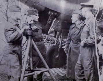 1942  год. Техник звена Ананьев (2-й справа) осматривает ИЛ-2 от перед боевым вылетом