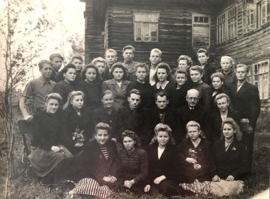 40-е гг. Е.А. Косырева с учащимися Школы Мастеров Маслоделия