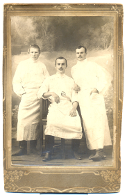 Довоенное фото с сослуживцами-докторами