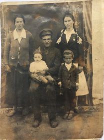 Фото с женой, сыном Федором, сыном Василием (на руках у отца) и двоюродной сестрой Лидией.