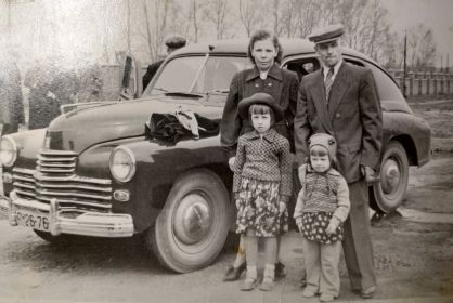 С супругой Марией Дмитриевной и дочерьми Юлей и Людой, 1 мая 1956 г., рядом с проходной элементного завода, г. Елец