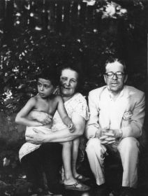 дедушка Зуфар с бабушкой Камиллей и внуком Маратом