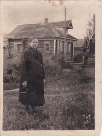 Мама Мария Александровна возле родного дома в с.Уславцево