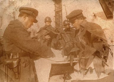 М.Григорян (слева) на планировании операции непосредственно перед боем