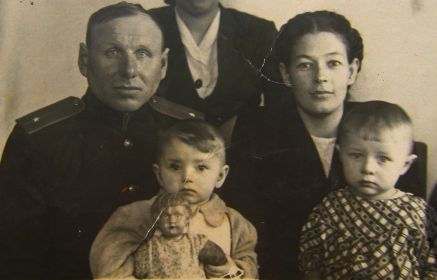 После войны с женой Ледковой ( до замужества Малахова) Александрой Акимовной и дочерьми Лидией и Валентиной