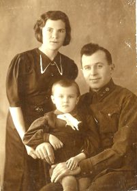 Сетябрь 1942 год. На память, семейная фотография перед отъездом на фронт