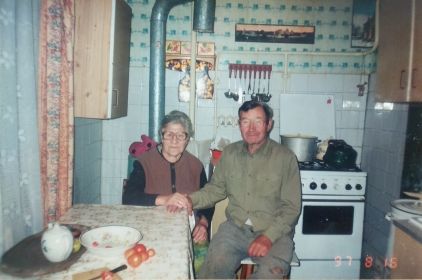 Бабушка Капа и дедушка Ваня в своем доме в с.Северское, Коломенского района, август 1997 год
