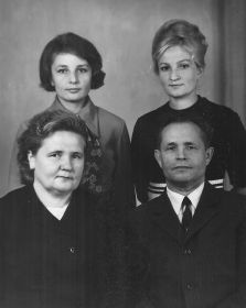 Семья Смирновых. Слева: дочери - Оля, Нина. Клавдия Михайловна, Дмитрий Гаврилович. Урень, 1973