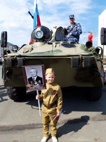 9 мая 2019г. Иван Овчинников с портретом прадедушки. Саранск