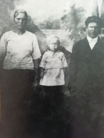 На фото довоенном 1933 года он с женой Привиденцевой Ф.П. И старшей дочерью(1929 г.р.) Верой