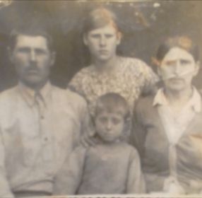 Семья Рудина Григория. Фото сделано перед отправкой на фронт в 1941г