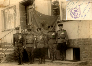 Фотография военных лет с дарственной надписью на обороте: Лучшему сержанту Серову от командования части.