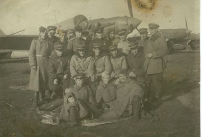 Фото у военных саполетов  Козловский Д.Х.  стоит третий слева (в кожаной куртке)