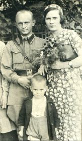 Сестра с племянником провожают Серафима Лукича в военную академию.